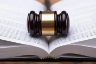 Młotek sędziowski na księdze prawa – kancelaria prawna
